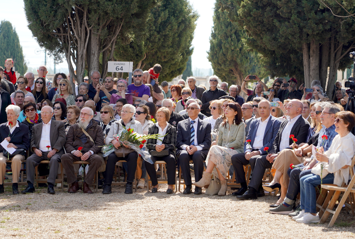 Acto de homenaje de los 199 cuerpos recuperados en exhumaciones en Medina del Campo y Valladolid.  / LETICIA PÉREZ / ICAL