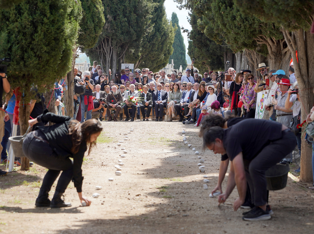 Acto de homenaje de los 199 cuerpos recuperados en exhumaciones en Medina del Campo y Valladolid.  / LETICIA PÉREZ / ICAL