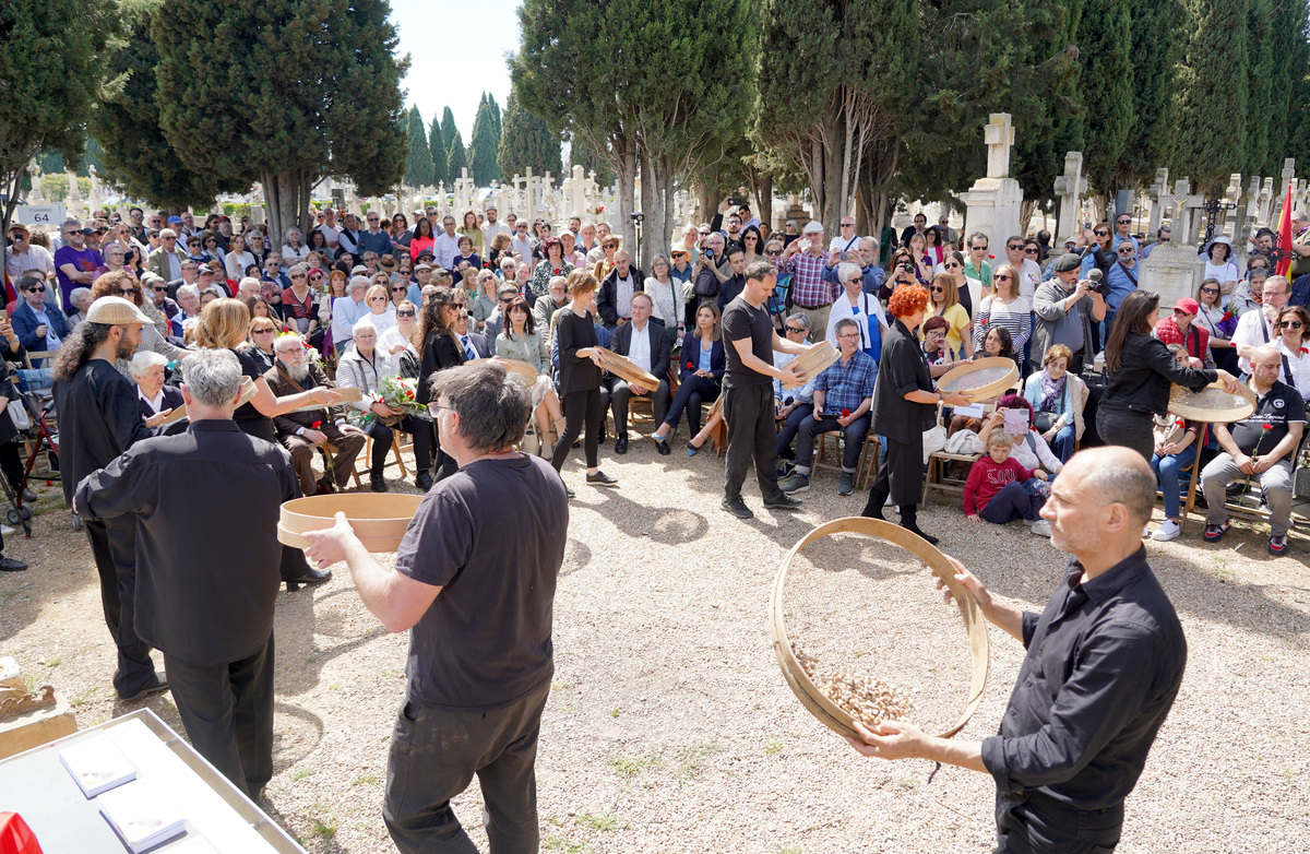 Acto de homenaje de los 199 cuerpos recuperados en exhumaciones en Medina del Campo y Valladolid.  / LETICIA PÉREZ / ICAL