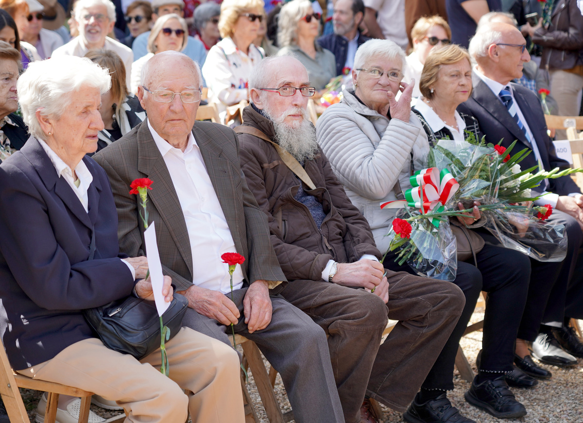 Acto de homenaje de los 199 cuerpos recuperados en exhumaciones en Medina del Campo y Valladolid.  / LETICIA PÉREZ / ICAL