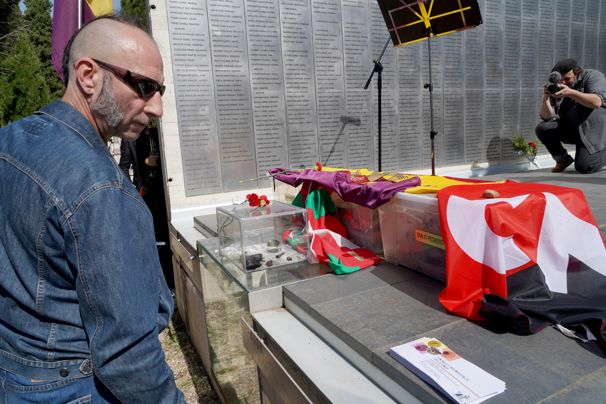 Acto de homenaje de los 199 cuerpos recuperados en exhumaciones en Medina del Campo y Valladolid.  / LETICIA PÉREZ / ICAL