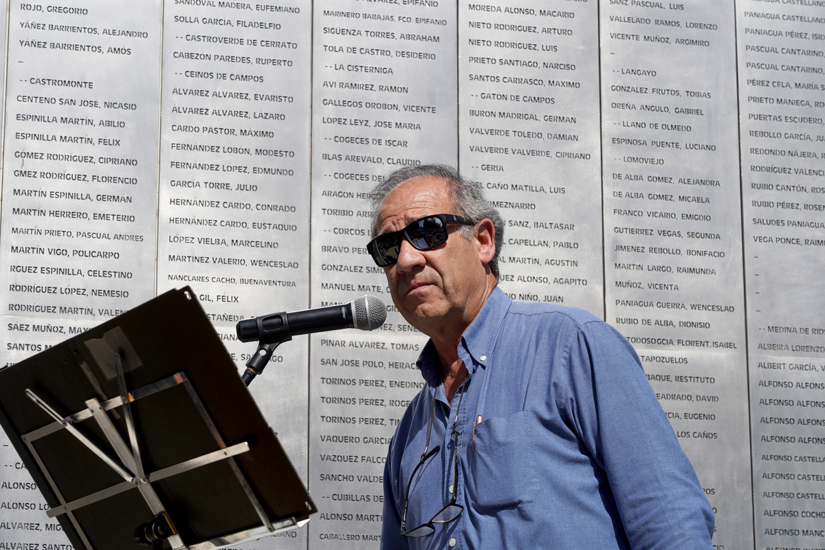 Acto de homenaje de los 199 cuerpos recuperados en exhumaciones en Medina del Campo y Valladolid.  / LETICIA PÉREZ / ICAL