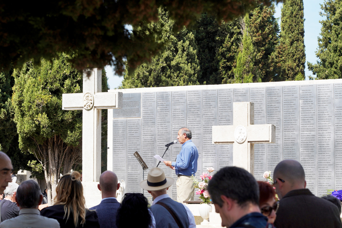 Acto de homenaje de los 199 cuerpos recuperados en exhumaciones en Medina del Campo y Valladolid.  / LETICIA PÉREZ / ICAL