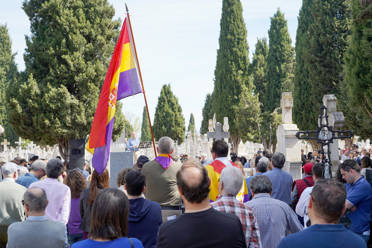 Acto de homenaje de los 199 cuerpos recuperados en exhumaciones en Medina del Campo y Valladolid.  / LETICIA PÉREZ / ICAL