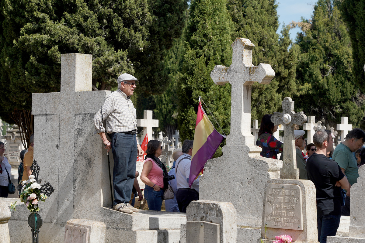 Acto de homenaje de los 199 cuerpos recuperados en exhumaciones en Medina del Campo y Valladolid.  / LETICIA PÉREZ / ICAL