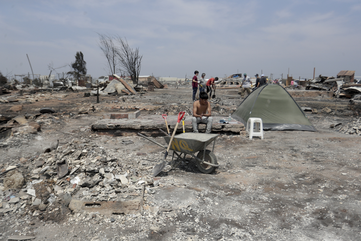 En Pompeya, epicentro de los incendios en Chile, hoy tiempo para llorar a los muertos  / AILEN DÍAZ