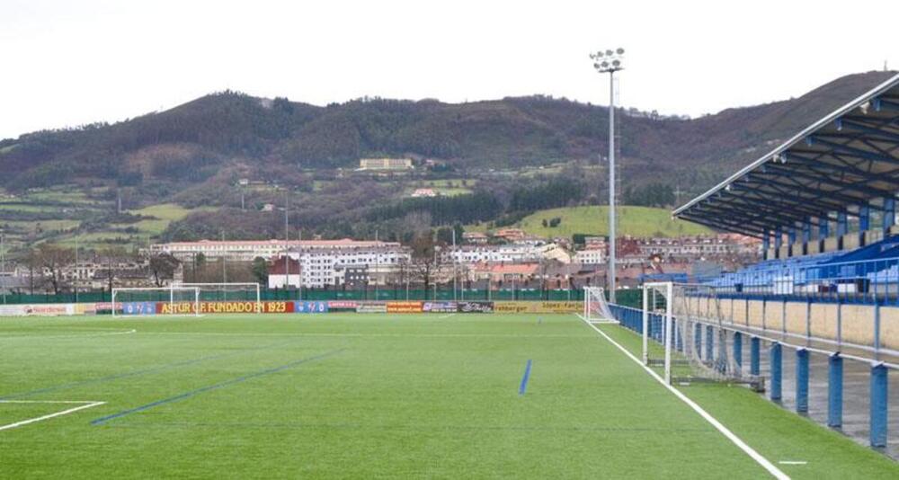 Estadio Hermanos Llana del Astur en Oviedo.