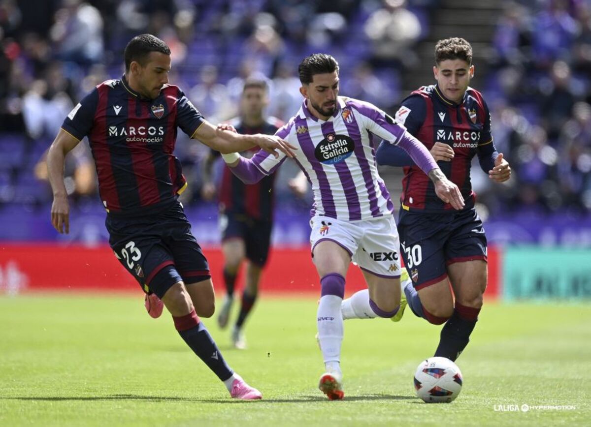 Un instante del partido disputado este sábado 30 de marzo entre el Real Valladolid y el Levante UD, correspondiente a la jornada 33 de LaLiga Hypermotion.  / LALIGA