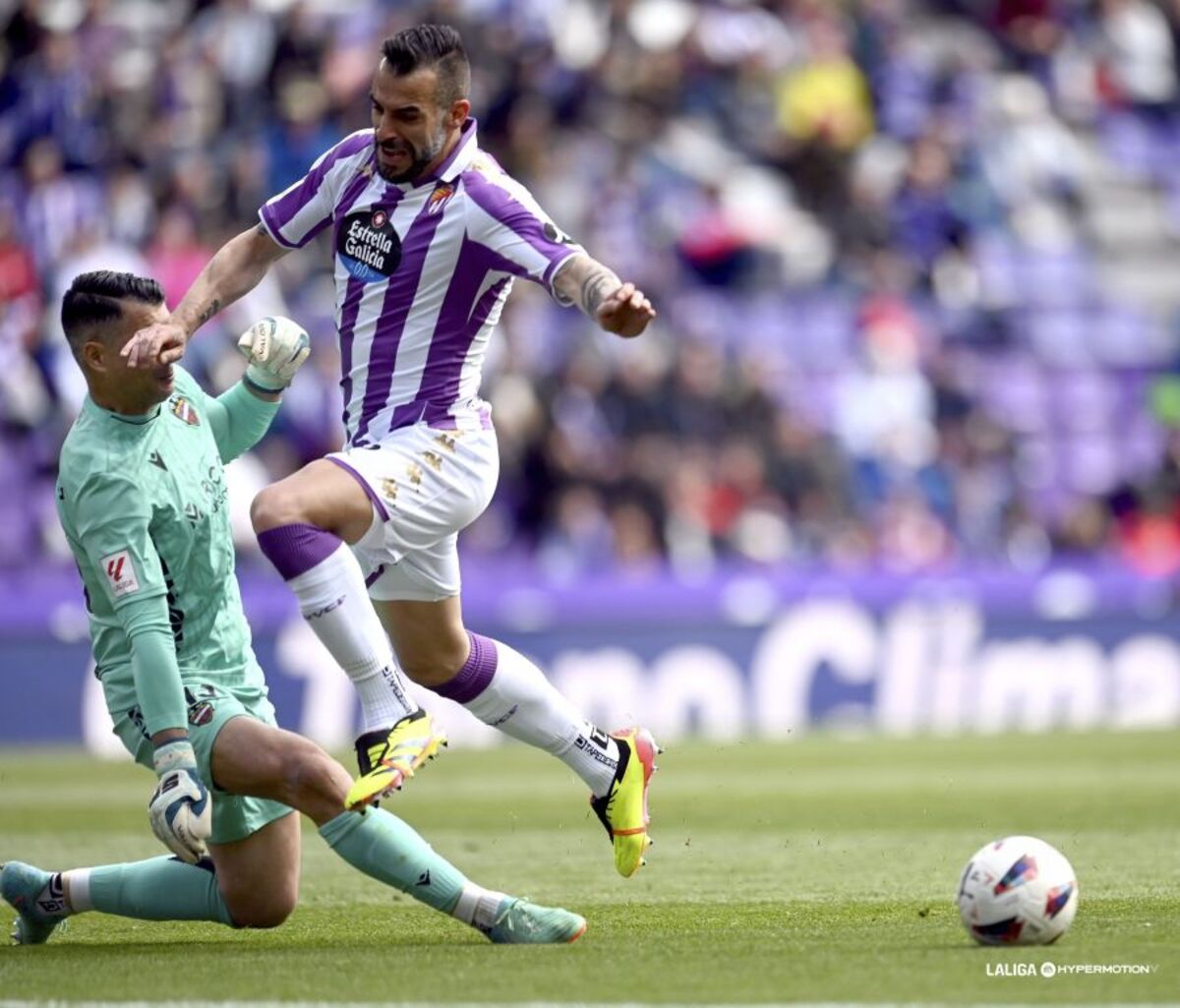 Un instante del partido disputado este sábado 30 de marzo entre el Real Valladolid y el Levante UD, correspondiente a la jornada 33 de LaLiga Hypermotion.  / LALIGA