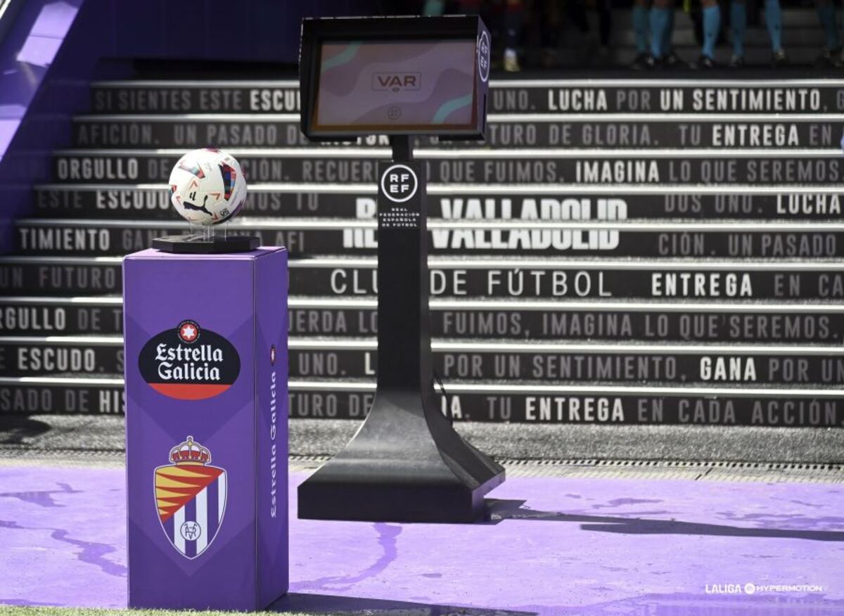 Un instante del partido disputado este sábado 30 de marzo entre el Real Valladolid y el Levante UD, correspondiente a la jornada 33 de LaLiga Hypermotion.  / LALIGA