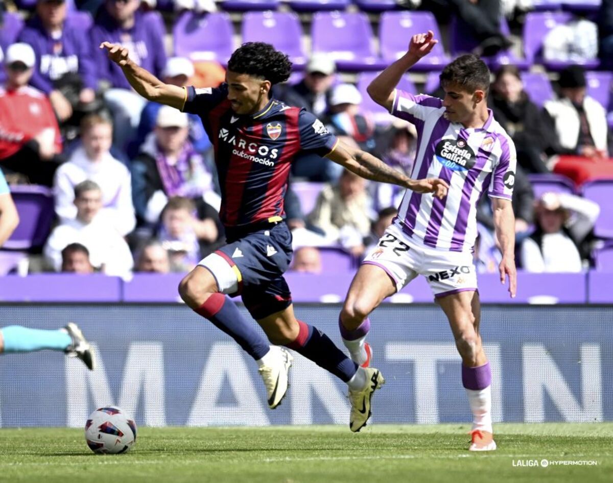 Un instante del partido disputado este sábado 30 de marzo entre el Real Valladolid y el Levante UD, correspondiente a la jornada 33 de LaLiga Hypermotion.  / LALIGA