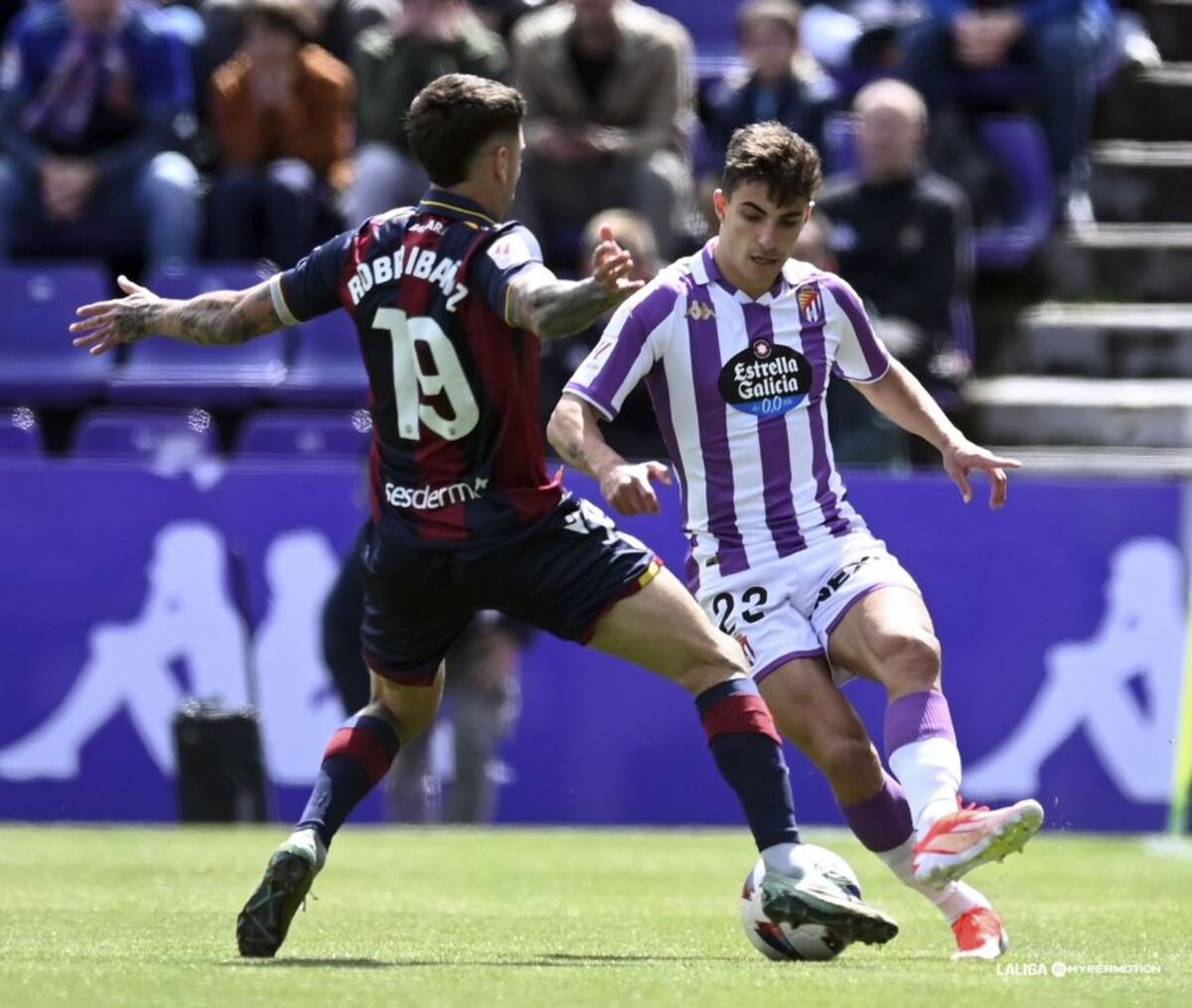 Un instante del partido disputado este sábado 30 de marzo entre el Real Valladolid y el Levante UD, correspondiente a la jornada 33 de LaLiga Hypermotion.  / LALIGA