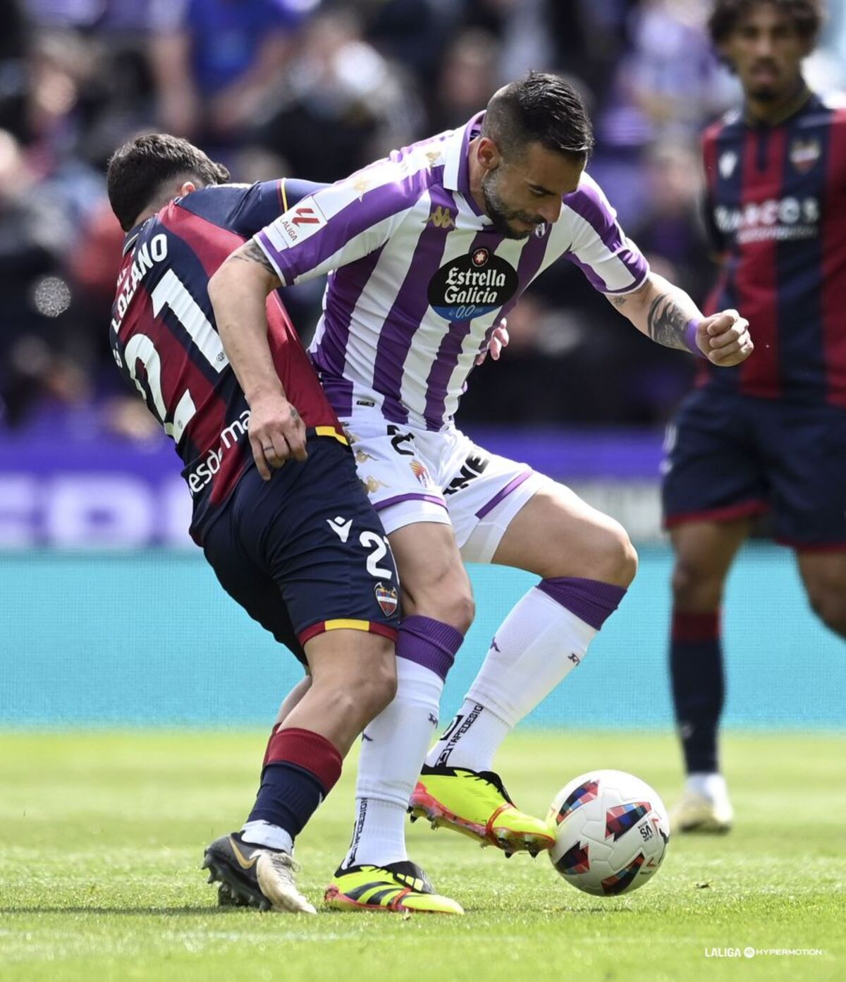 Un instante del partido disputado este sábado 30 de marzo entre el Real Valladolid y el Levante UD, correspondiente a la jornada 33 de LaLiga Hypermotion.  / LALIGA