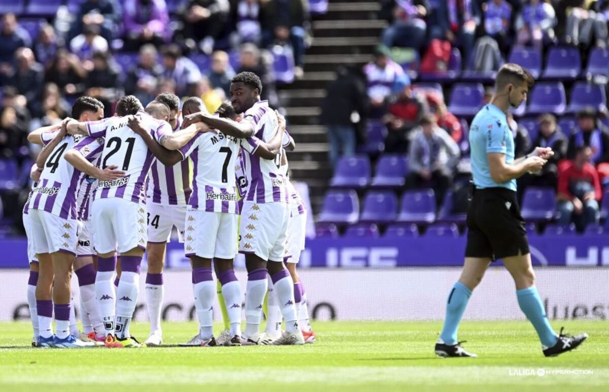 Un instante del partido disputado este sábado 30 de marzo entre el Real Valladolid y el Levante UD, correspondiente a la jornada 33 de LaLiga Hypermotion.  / LALIGA