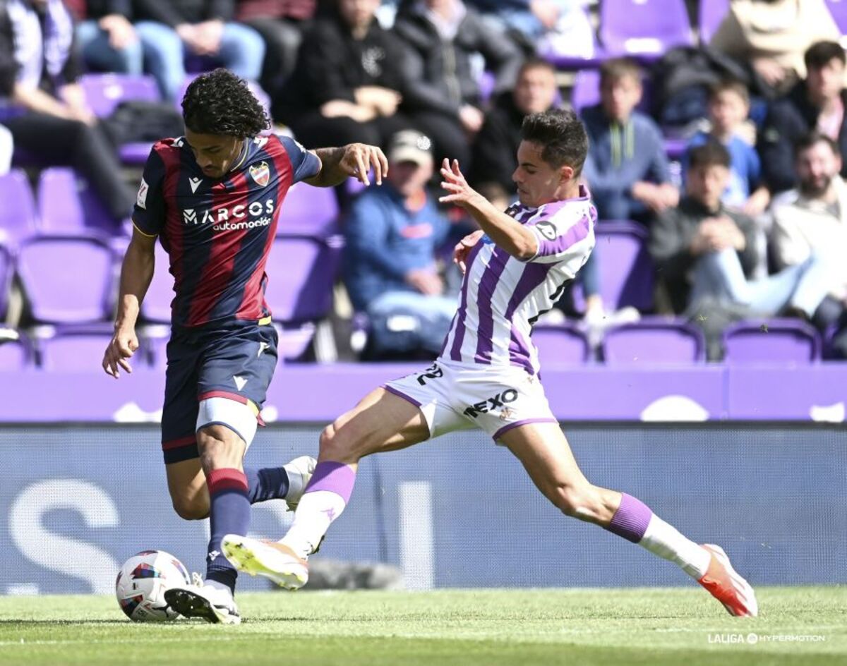 Un instante del partido disputado este sábado 30 de marzo entre el Real Valladolid y el Levante UD, correspondiente a la jornada 33 de LaLiga Hypermotion.  / LALIGA