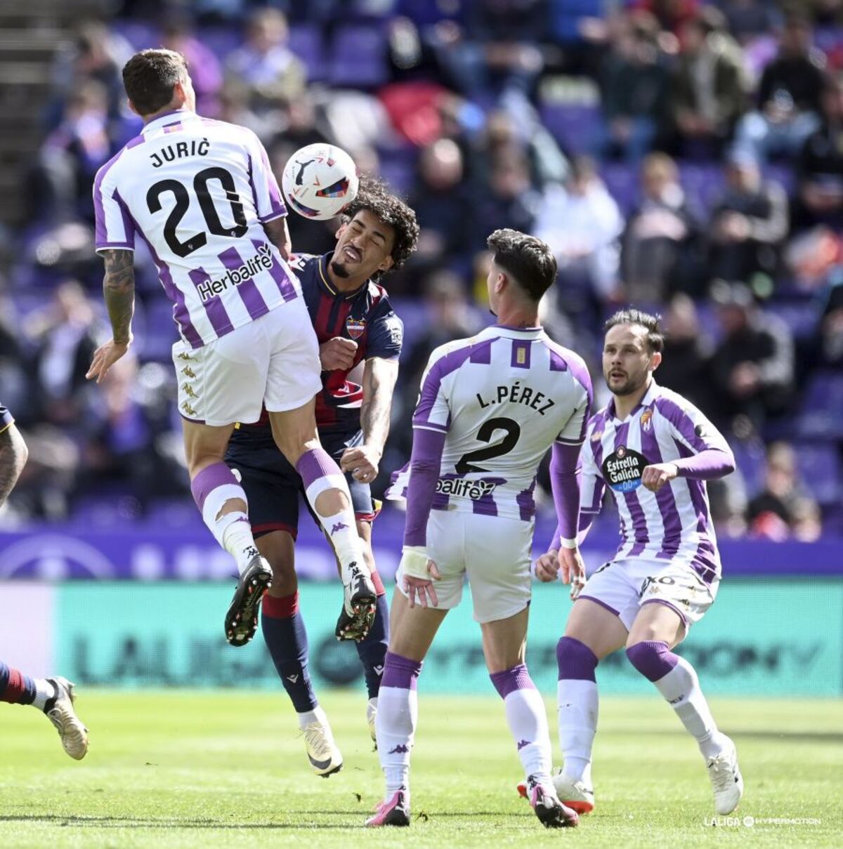 Un instante del partido disputado este sábado 30 de marzo entre el Real Valladolid y el Levante UD, correspondiente a la jornada 33 de LaLiga Hypermotion.  / LALIGA