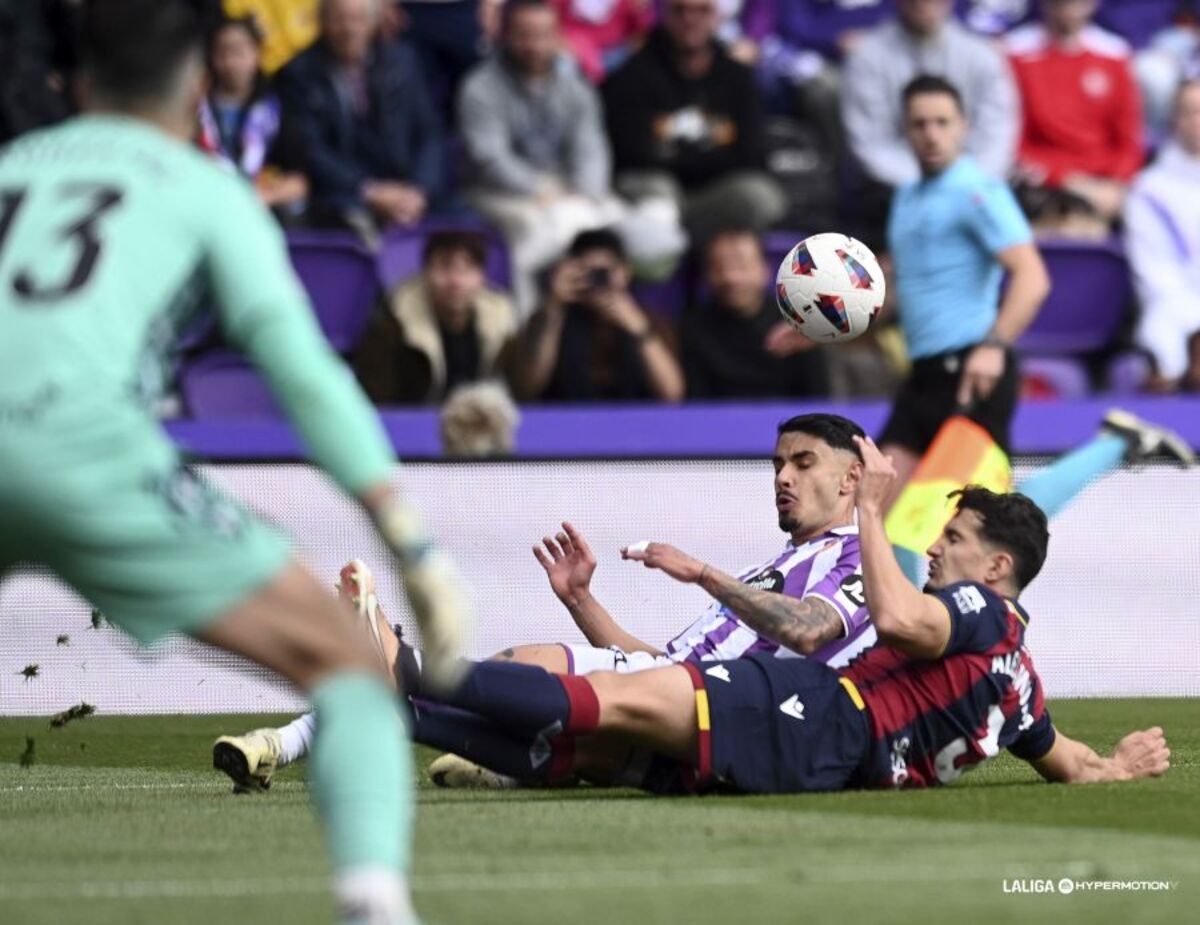 Un instante del partido disputado este sábado 30 de marzo entre el Real Valladolid y el Levante UD, correspondiente a la jornada 33 de LaLiga Hypermotion.  / LALIGA