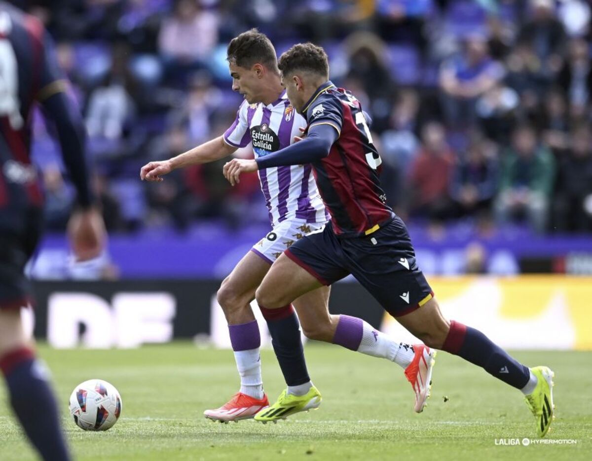 Un instante del partido disputado este sábado 30 de marzo entre el Real Valladolid y el Levante UD, correspondiente a la jornada 33 de LaLiga Hypermotion.  / LALIGA