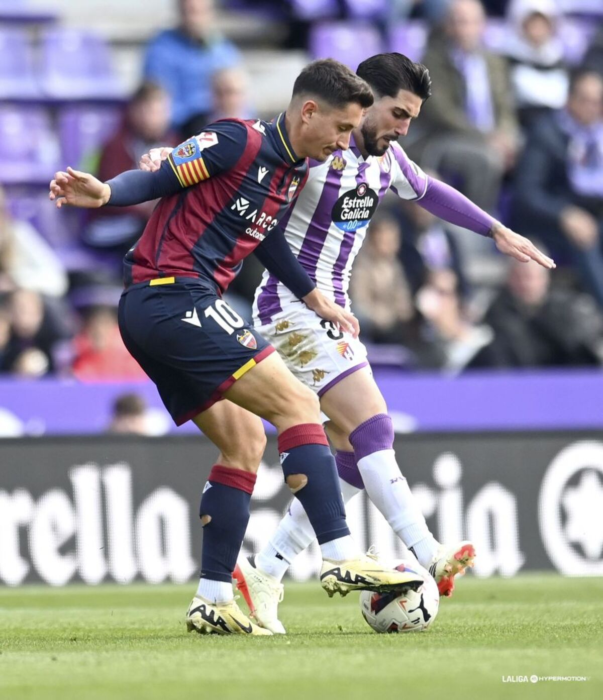 Un instante del partido disputado este sábado 30 de marzo entre el Real Valladolid y el Levante UD, correspondiente a la jornada 33 de LaLiga Hypermotion.  / LALIGA