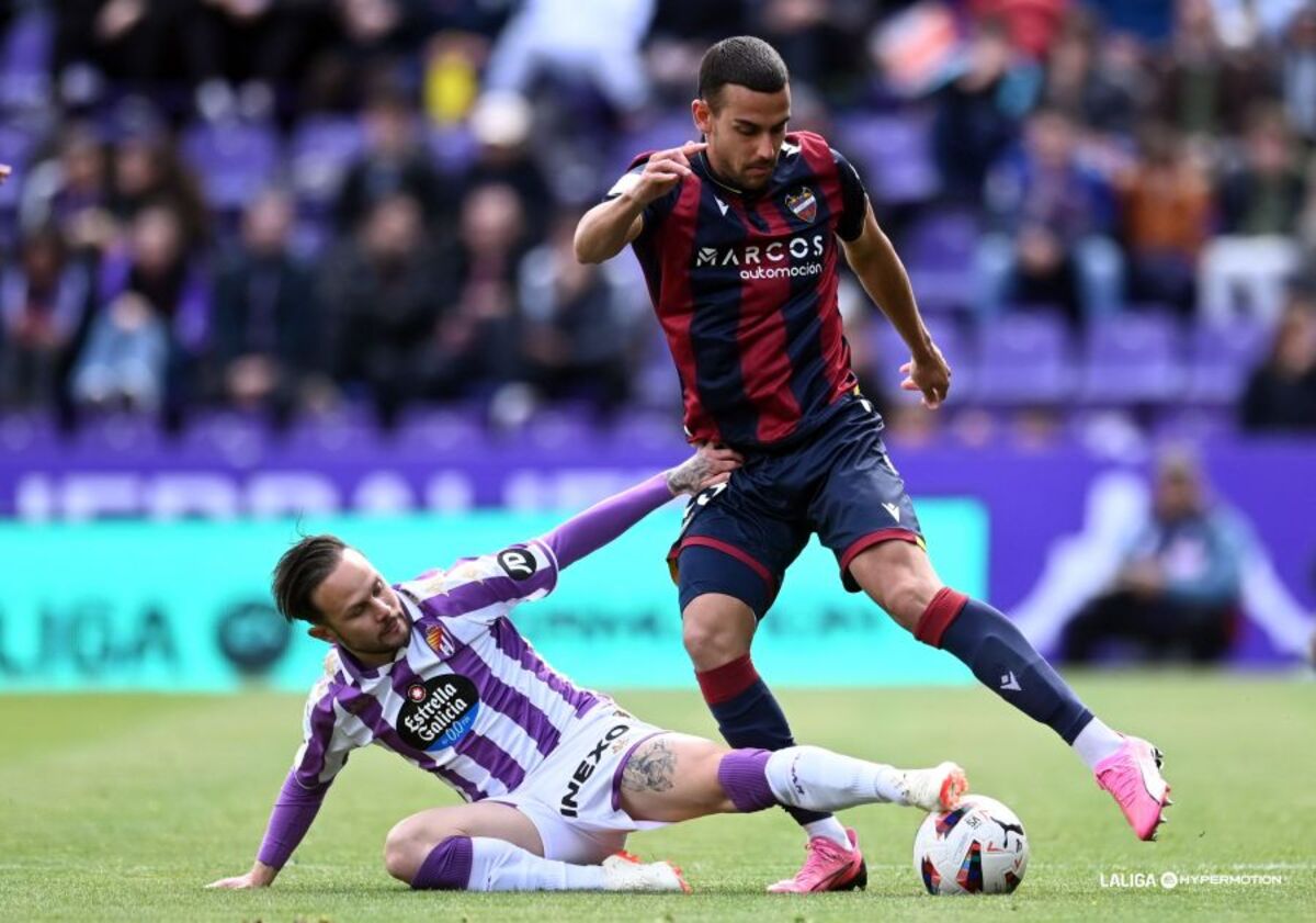 Un instante del partido disputado este sábado 30 de marzo entre el Real Valladolid y el Levante UD, correspondiente a la jornada 33 de LaLiga Hypermotion.  / LALIGA