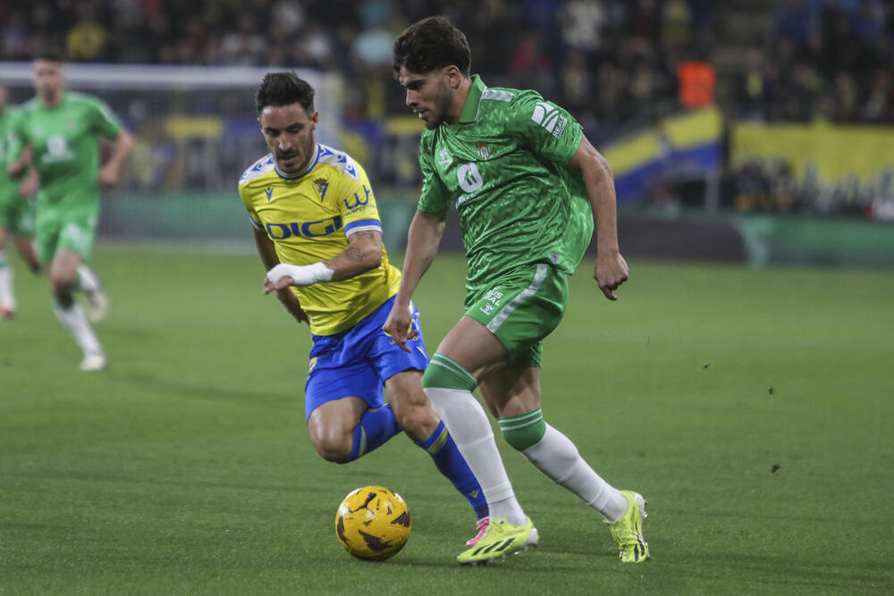 El Betis dinamita al Cádiz