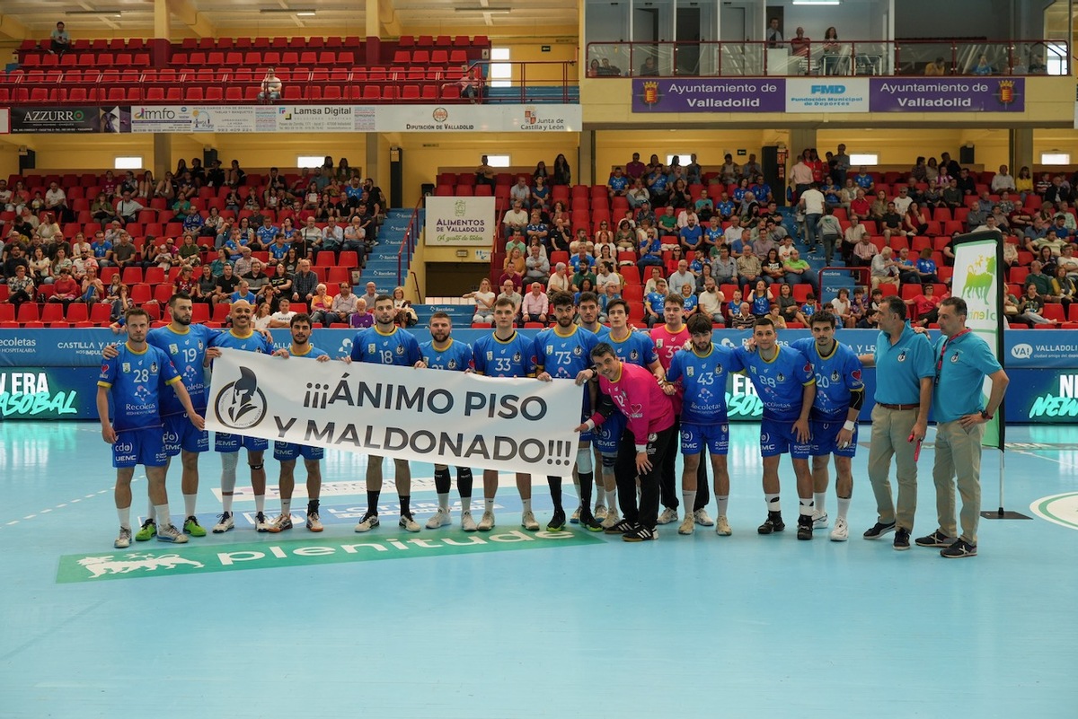 El Recoletas se lleva un espectacular derbi de Castilla y León ante Viveros Herol BM Nava con un resultado de 32-29.  / SERGIO BORJA