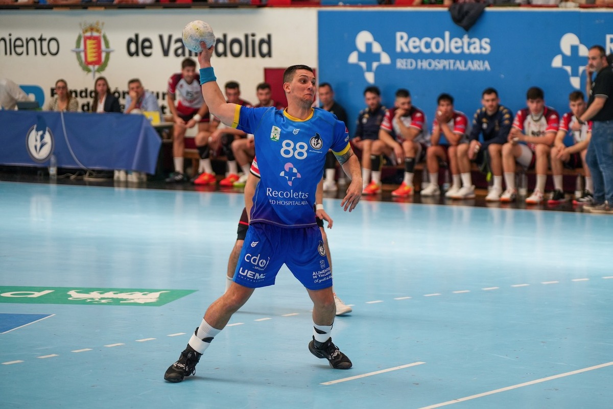 El Recoletas se lleva un espectacular derbi de Castilla y León ante Viveros Herol BM Nava con un resultado de 32-29.  / SERGIO BORJA