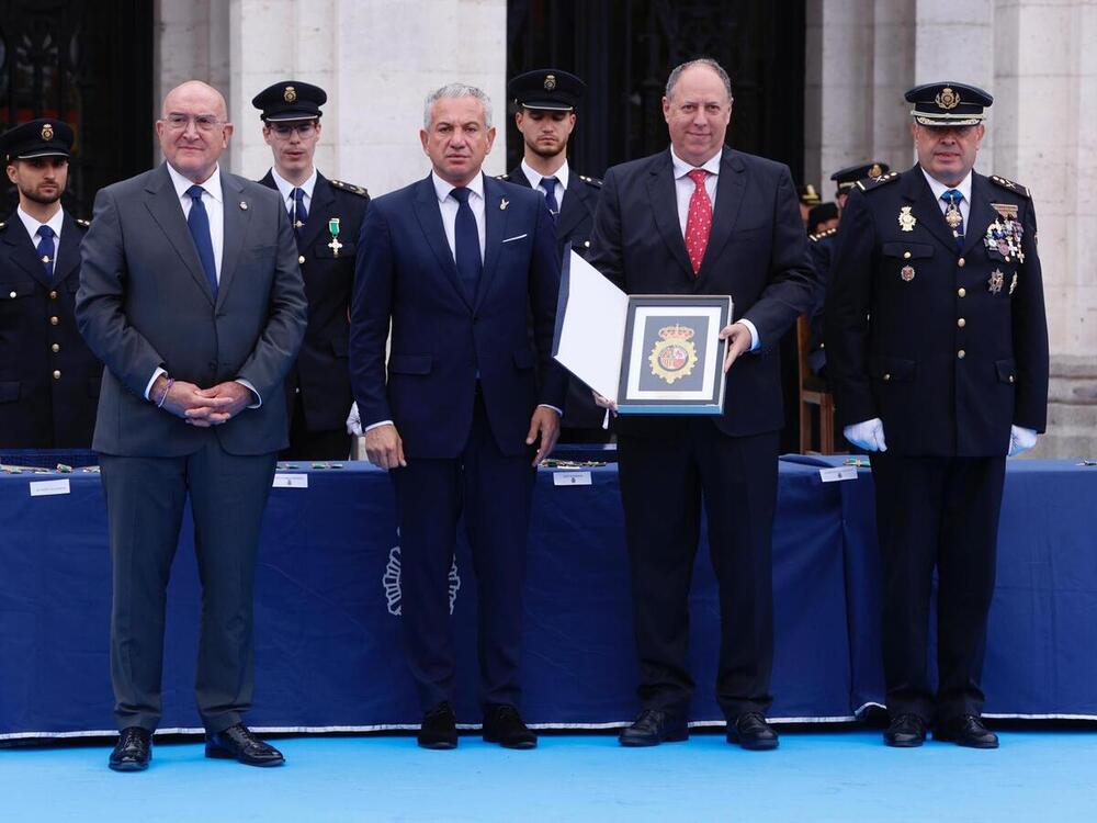 El director de El Día de Valladolid, Santiago González, recoge la placa concedida al periódico por su colaboración en los actos del 200 aniversario de la Policía Nacional.