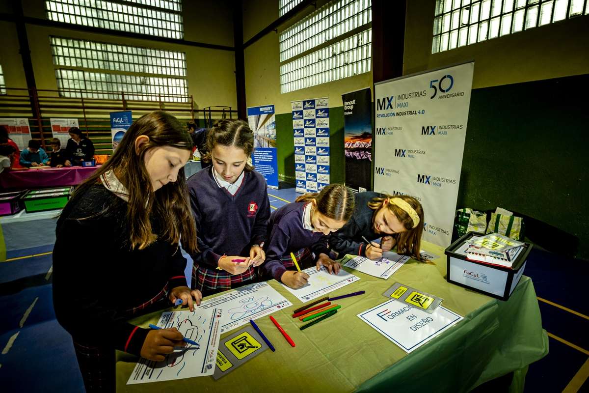 Taller infantil organizado por el cluster de automoción Facyl en el colegio Cristo Rey  / JONATHAN TAJES