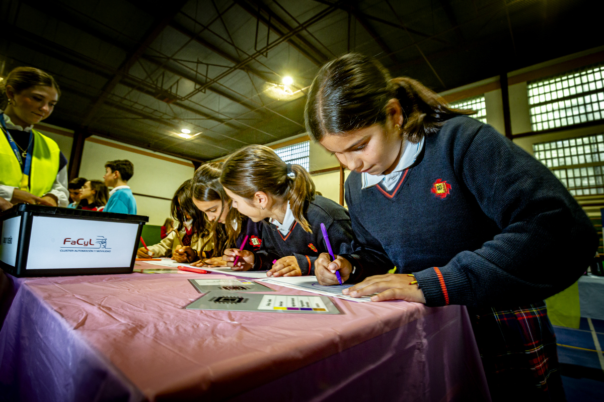 Taller infantil organizado por el cluster de automoción Facyl en el colegio Cristo Rey  / JONATHAN TAJES