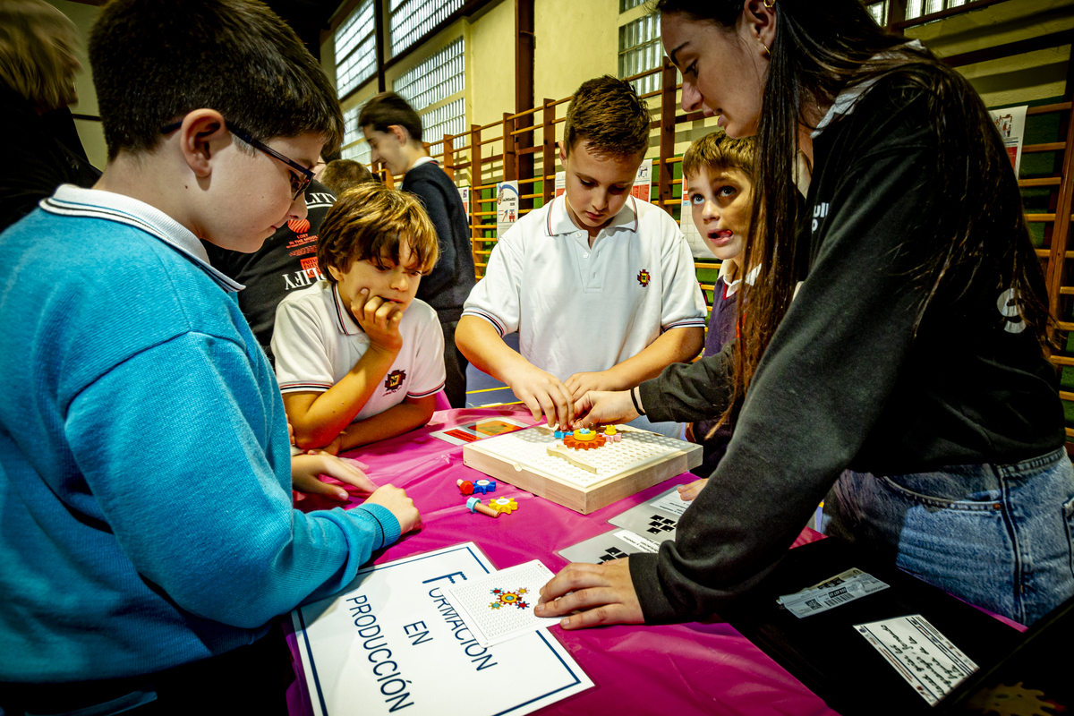 Taller infantil organizado por el cluster de automoción Facyl en el colegio Cristo Rey  / JONATHAN TAJES