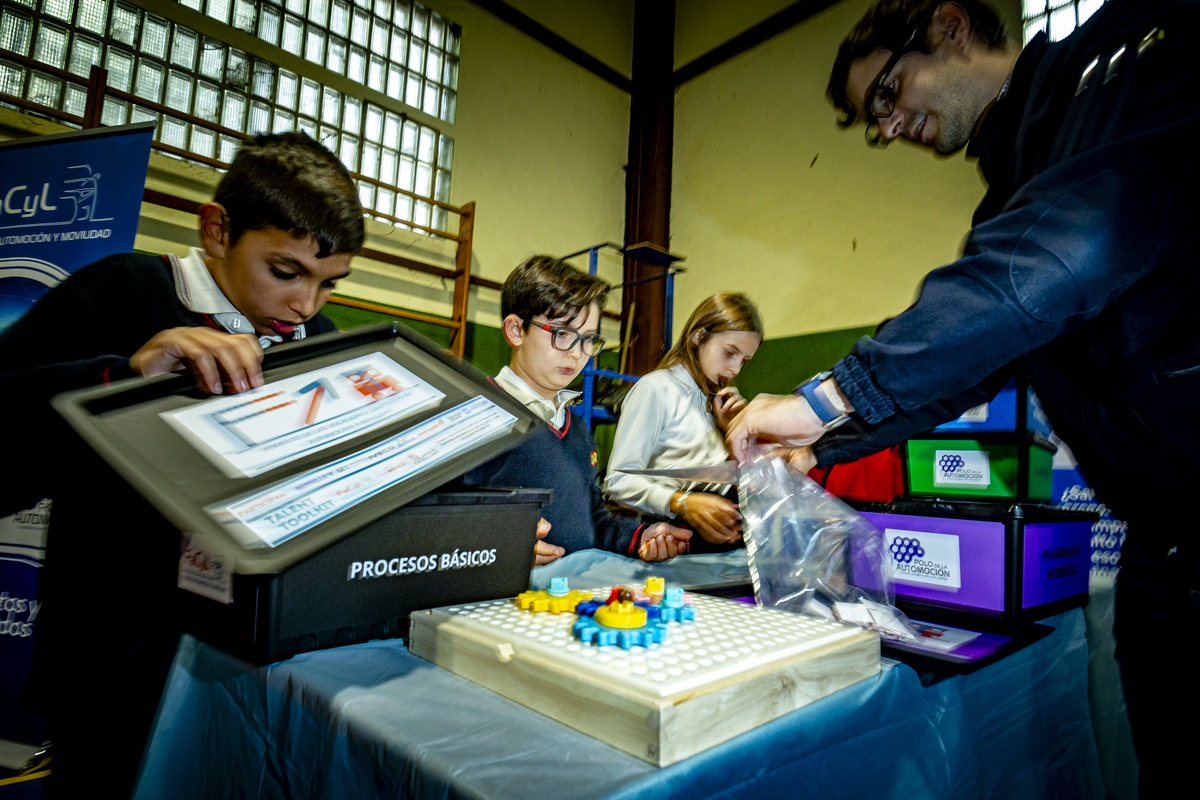 Taller infantil organizado por el cluster de automoción Facyl en el colegio Cristo Rey  / JONATHAN TAJES