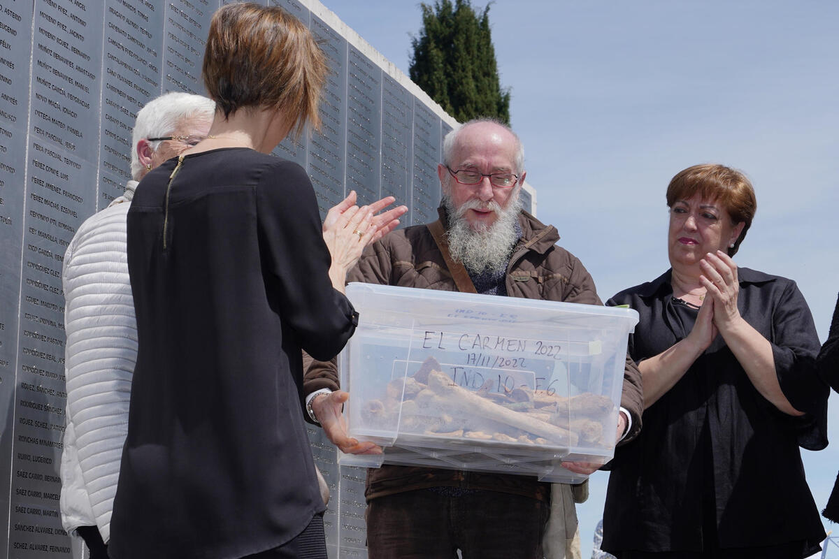 La ARMH organiza un homenaje a 199 represaliados de la Guerra Civil y la dictadura franquista. En la imagen familia de Ángel Egaña, nacido en el País Vasco.  / EFE/NACHO GALLEGO