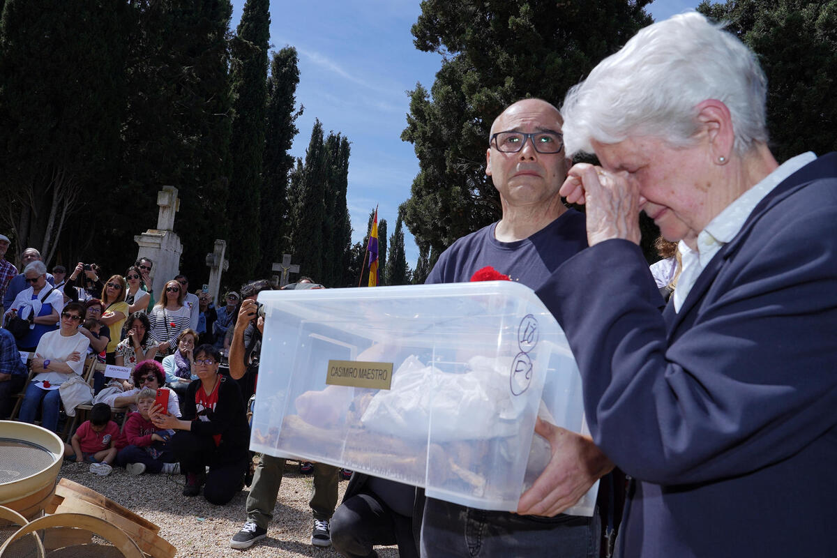 Acto de homenaje de los 199 cuerpos recuperados en exhumaciones en Medina del Campo y Valladolid. En la imagen familiares de Casimiro Maestro.  / EFE/NACHO GALLEGO