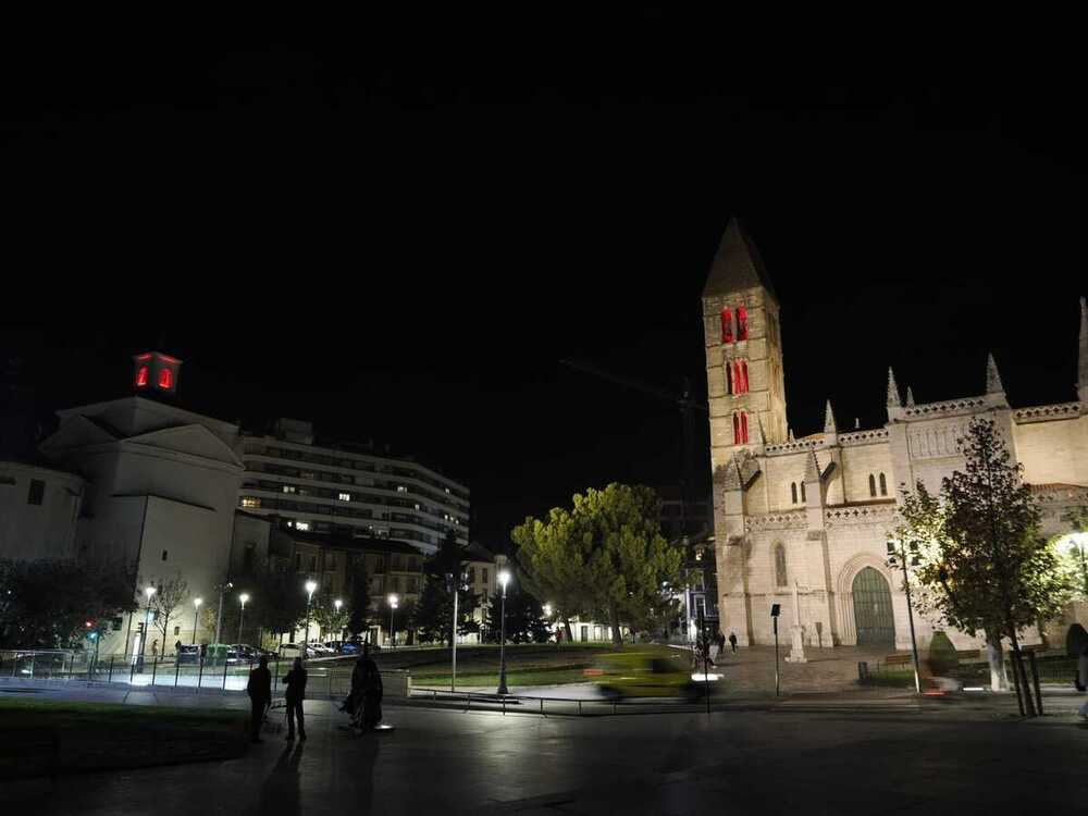 La catedral de Valladolid se ilumina de rojo hasta el domingo