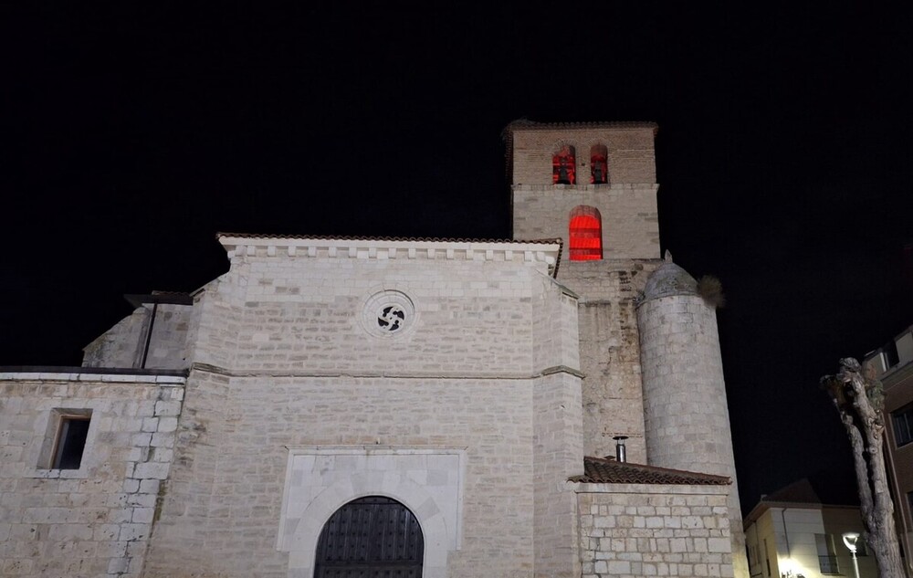 La catedral de Valladolid se ilumina de rojo hasta el domingo