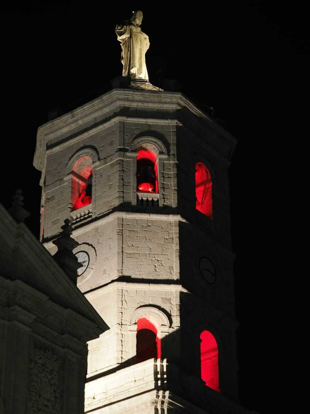 La catedral de Valladolid se ilumina de rojo hasta el domingo