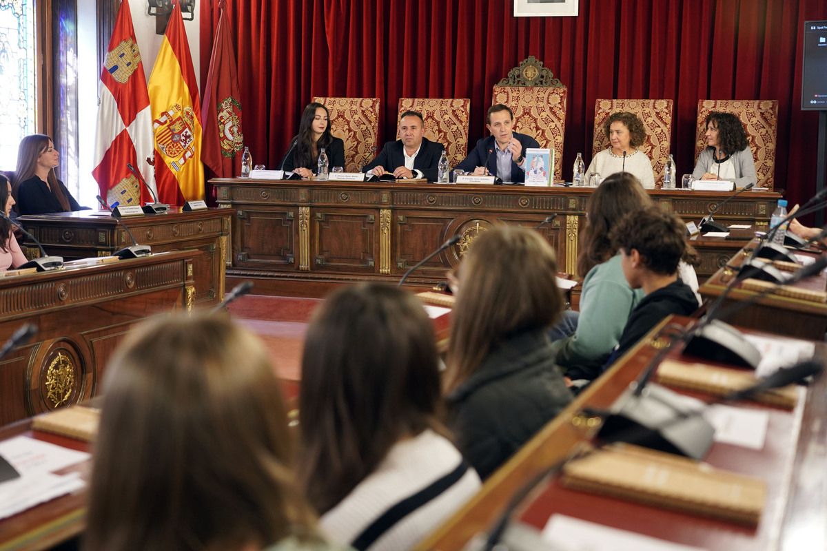 Pleno infantil de la Diputación de Valladolid con alumnos del instituto Jorge Guillén de Villalón de Campos