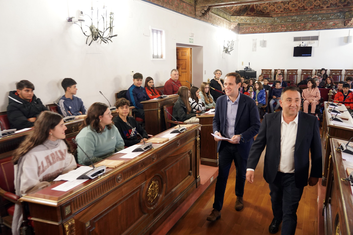 Pleno infantil de la Diputación de Valladolid con alumnos del instituto Jorge Guillén de Villalón de Campos  / RUBÉN CACHO / ICAL