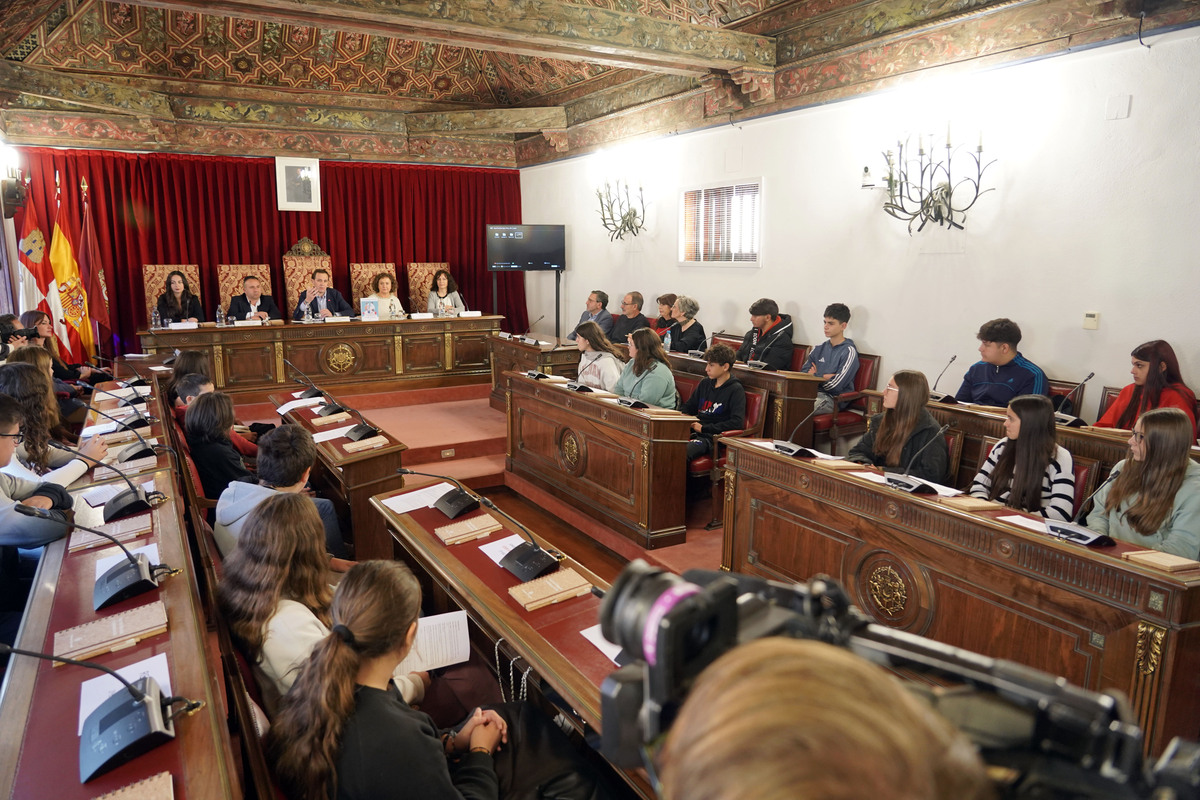 Pleno infantil de la Diputación de Valladolid con alumnos del instituto Jorge Guillén de Villalón de Campos  / RUBÉN CACHO / ICAL