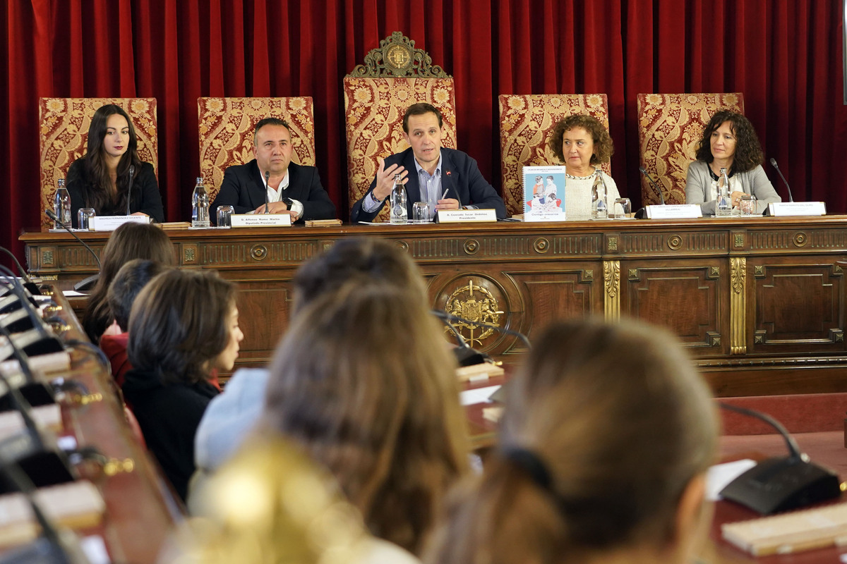 Pleno infantil de la Diputación de Valladolid con alumnos del instituto Jorge Guillén de Villalón de Campos  / RUBÉN CACHO / ICAL