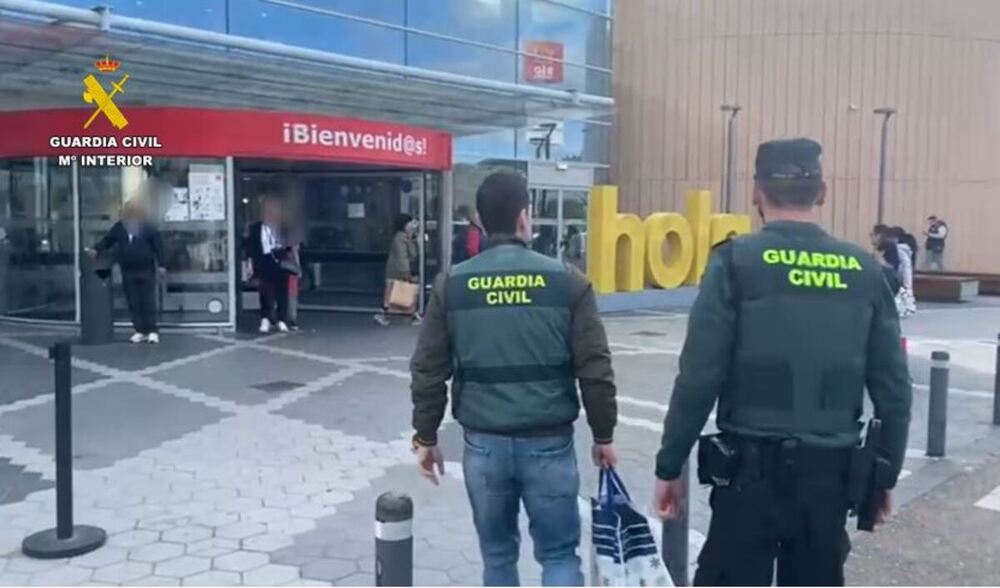 Dos guardias civiles acceden al centro comercial Río Shopping.