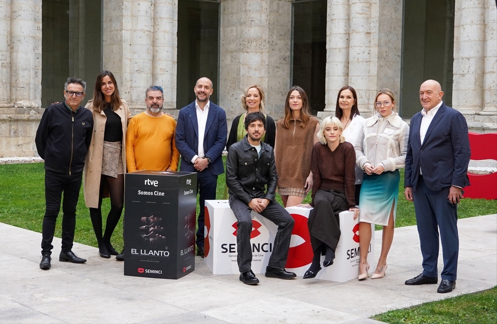 El cineasta vallisoletano Pedro Martín-Calero junto al equipo de su película 'El llanto'; el director de Seminci José Luis Cienfuegos; el alcalde de Valladolid Jesús Julio Carnero y la concejala de Turismo Blanca Jiménez.