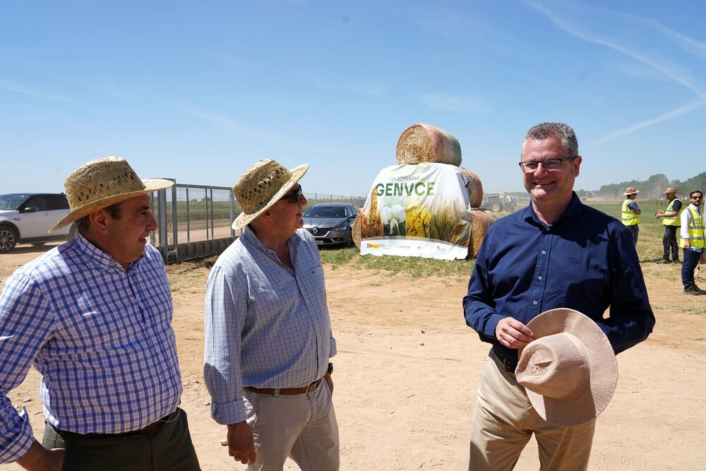 El consejero de Agricultura, Ganadería y Desarrollo Rural, Gerardo Dueñas (derecha), en la IX Jornada de innovación y transferencia del Grupo para la Evaluación de Nuevas Variedades de Cultivos Extensivos (Genvce).