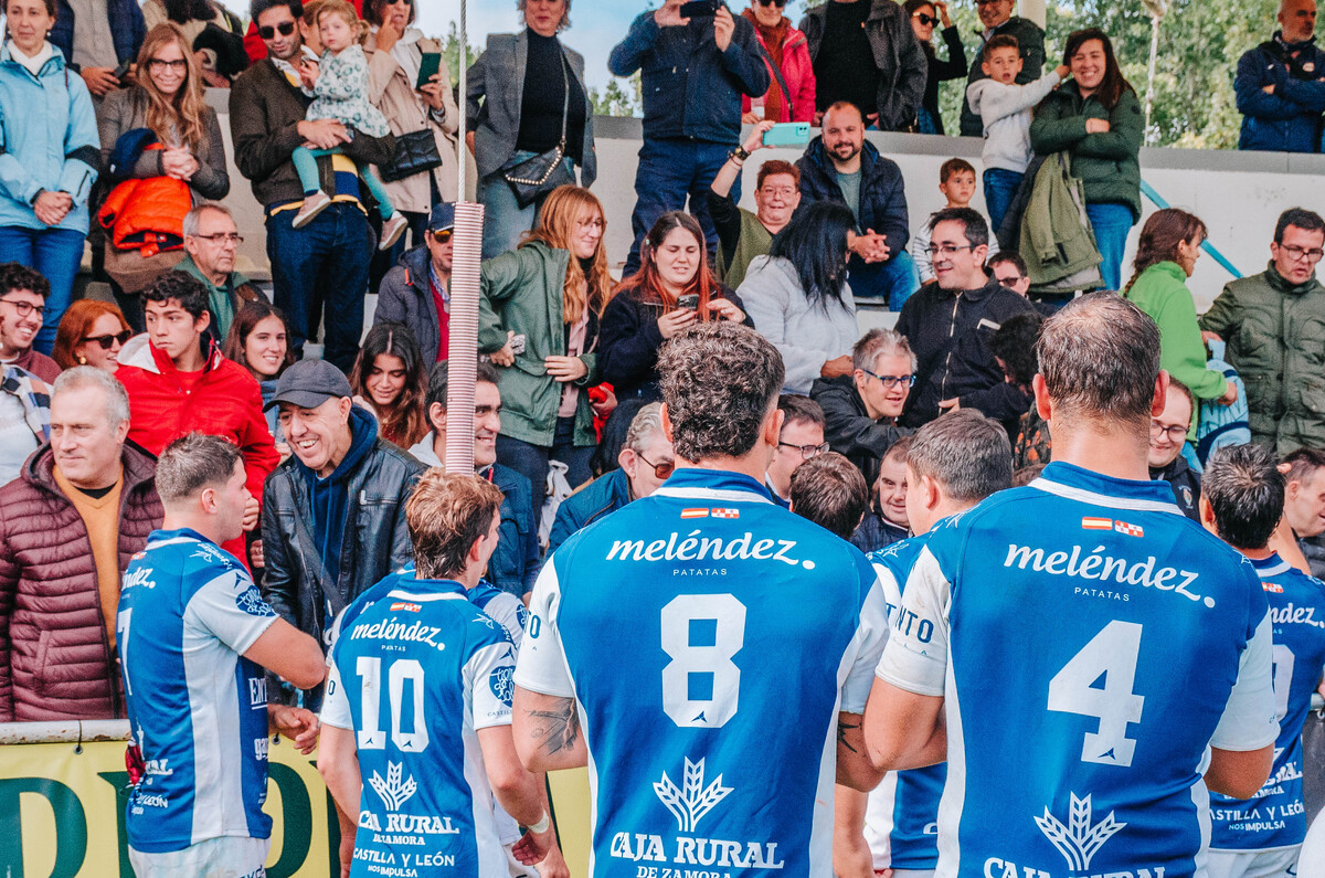 Homenaje del VRAC a las Valkirias del Pisuerga por la celebración del día Internacional del Cáncer de mama y el acto en el que acudieron los integrantes de la Fundación Intras.  / El Día de Valladolid