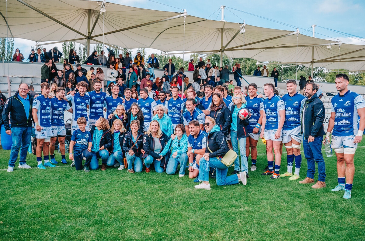 Homenaje del VRAC a las Valkirias del Pisuerga por la celebración del día Internacional del Cáncer de mama y el acto en el que acudieron los integrantes de la Fundación Intras.  / El Día de Valladolid