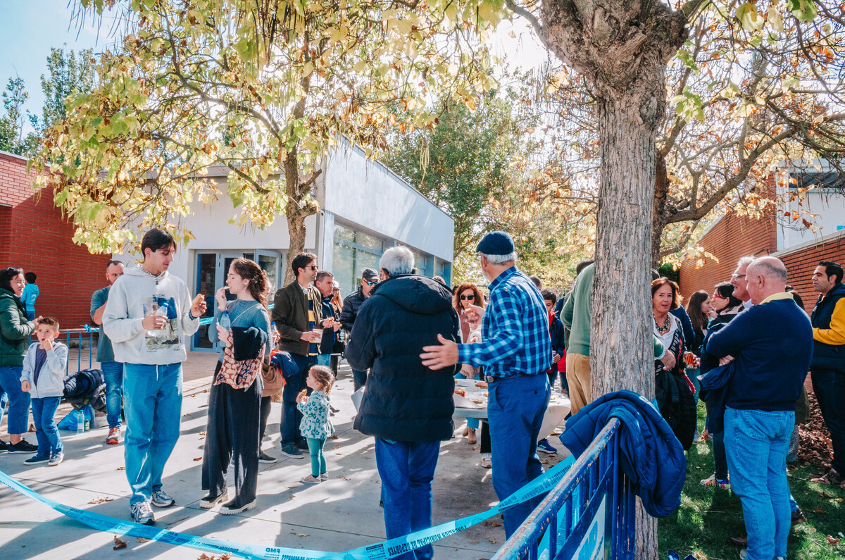 Homenaje del VRAC a las Valkirias del Pisuerga por la celebración del día Internacional del Cáncer de mama y el acto en el que acudieron los integrantes de la Fundación Intras.  / El Día de Valladolid