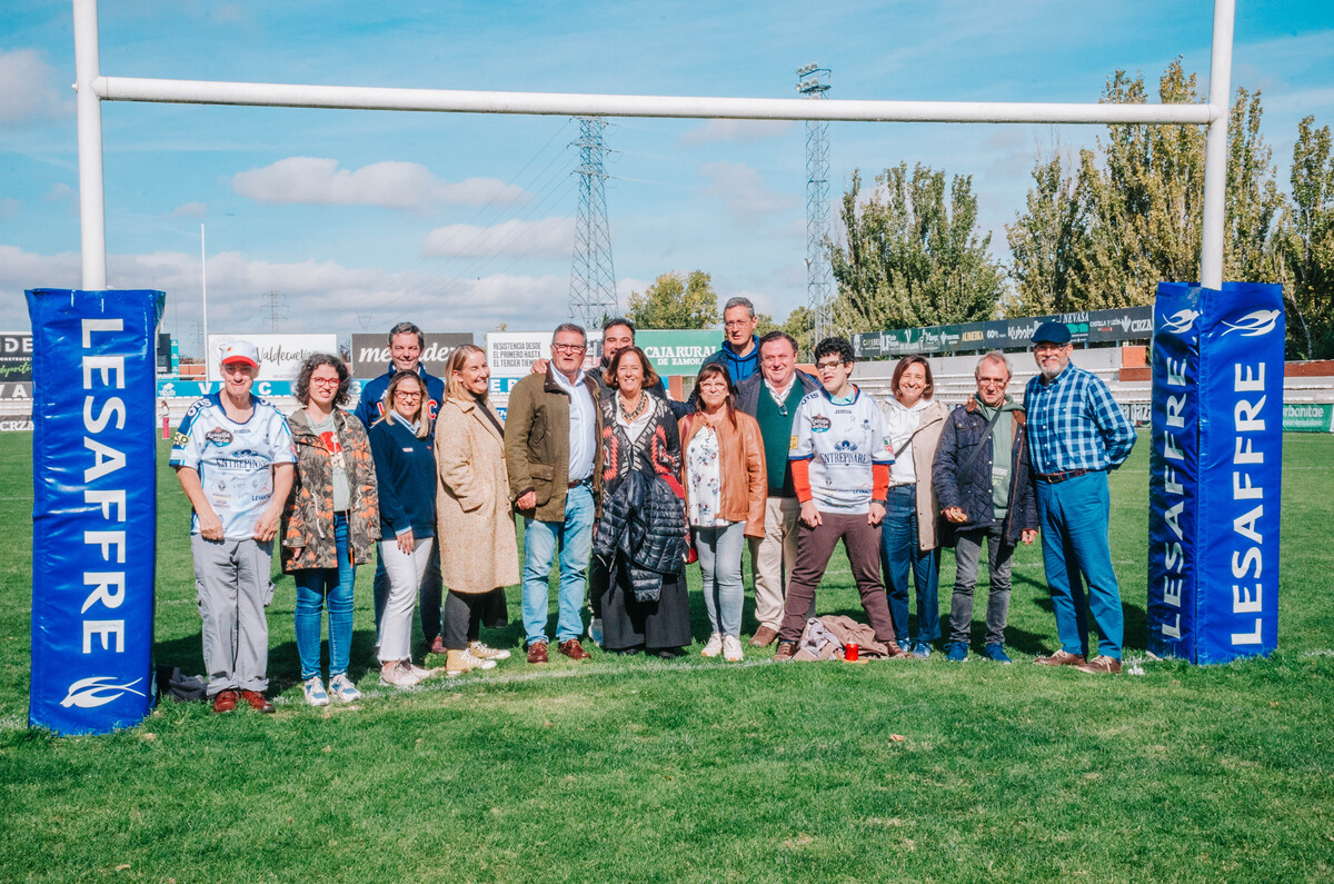 Homenaje del VRAC a las Valkirias del Pisuerga por la celebración del día Internacional del Cáncer de mama y el acto en el que acudieron los integrantes de la Fundación Intras.  / El Día de Valladolid