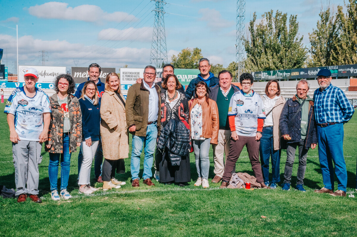 Homenaje del VRAC a las Valkirias del Pisuerga por la celebración del día Internacional del Cáncer de mama y el acto en el que acudieron los integrantes de la Fundación Intras.  / El Día de Valladolid