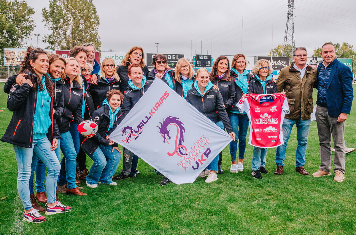 Homenaje del VRAC a las Valkirias del Pisuerga por la celebración del día Internacional del Cáncer de mama y el acto en el que acudieron los integrantes de la Fundación Intras.  / El Día de Valladolid